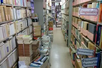 <p>Books are marked by signs in the language they are written. Thus, there are mostly Japanese signs but English books have English signs</p>