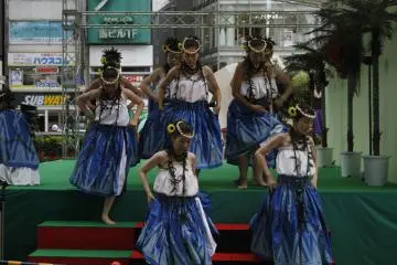 The hawaiian dancers leave the stage.&nbsp;