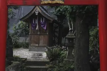 <p>The entrance to Sanja shrine.&nbsp;</p>