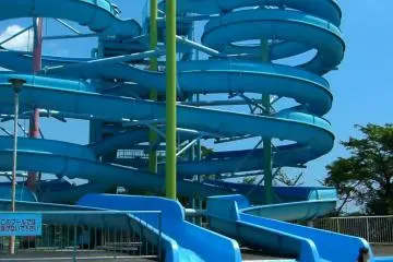 water slide (120 cm and taller may ride)