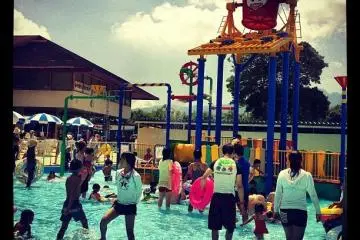 bucket splash water attraction