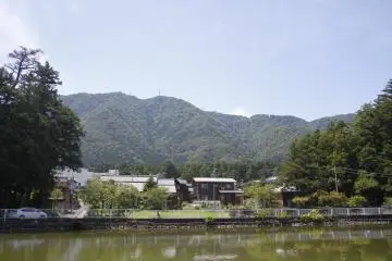 <p>The lake located to the right of the park.</p>