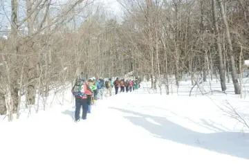 The snowshoe pack (Photo: <a href="http://hirayunomori.co.jp/contents/english/" target="_blank" rel="noreferrer noopener nofollow">Hirayu no Mori</a>)