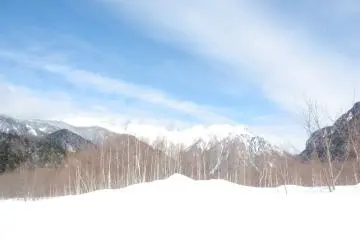 Snow fields and blue skies (Photo: <a href="http://hirayunomori.co.jp/contents/english/" target="_blank" rel="noreferrer noopener nofollow">Hirayu no Mori</a>)