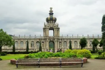 <p>อาคารที่สร้างจำลองมาจากพระราชวังฤดูร้อน Zwinger ใน Dresden เยอรมนี</p>