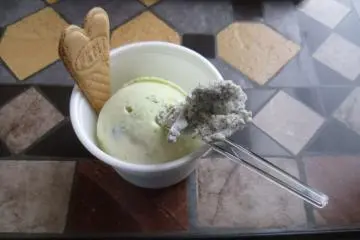 <p>Pistachio ice-cream with a taste of black sesame</p>