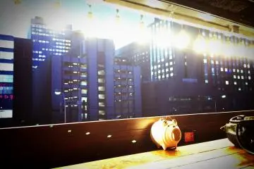<p>4층 창가 테이블에서 보이는 도쿄의 빌딩들</p>
