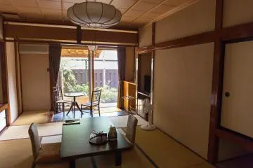 <p>전통적인 일본스타일의 다다미 룸, 프라이벳 온천과 정원이 있다.</p>