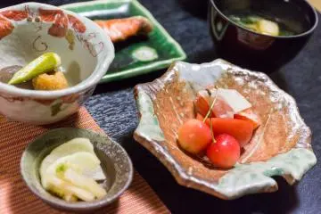 <p>조식으로는 신선한 과일, 절인 야채,연어 등이 제공된다.</p>