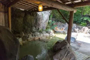 <p>남성 노천탕</p>