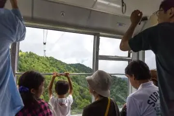 <p>승객들은 곤돌라를 타고 산의 정상까지 갈 수 있다.</p>