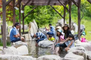<p>하이킹을 하면서 신호타카 지역에서 족욕도 할 수 있다.</p>