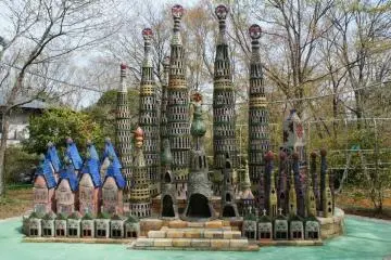 <p>งานประติมากรรม Sagrada Familia ที่น่าสนใจตั้งอยู่ใกล้กับร้านกาแฟคะโบะชะอัน (Kabochaan)</p>