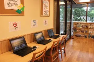 <p>Computers available free of charge&nbsp;</p>