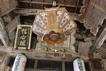 <p>Kandil di beranda Aula Utama</p>