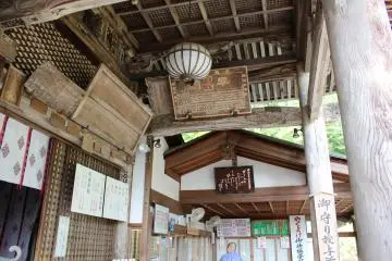 <p>Arsitektur kayu di beranda Aula Utama</p>