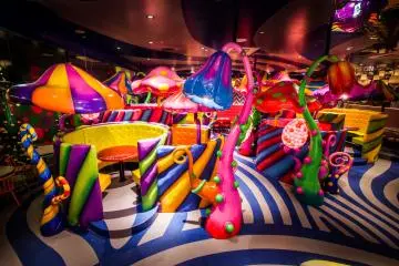 Find a booth in the colourful forest &nbsp; (Photo: <a href="http://5.gigafile.nu/k8bb7ef2af8f67210f41bc236bdd1cde9-0806" target="_blank" rel="noreferrer noopener nofollow">Kawaii Monster Café</a>)