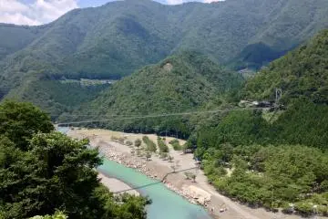 <p>Ini adalah Jembatan Gantung Tanize</p>
