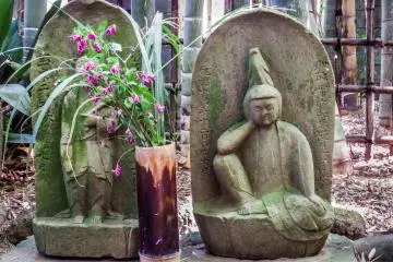 <p>These statues features become more noticeable when viewed up close</p>
