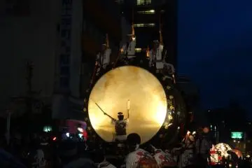<p>저녁 7시즈음 거대한 북(오다이코)소리로 행진이 시작됨을 알린다.</p>