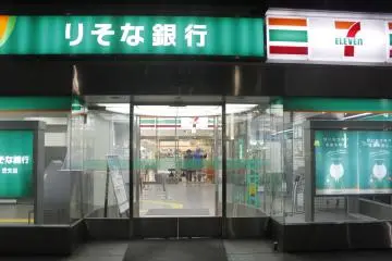 <p>7/11 is open throughout the night.&nbsp;</p>