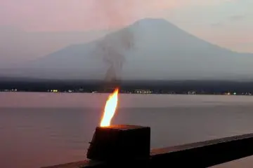 <p>มีการจุดคบเพลิงเล็กๆรายล้อมรอบขอบทะเลสาบ</p>