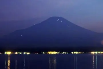 <p>เมื่อยามราตรีมาเยือน แสงไฟดวงน้อยก็ส่องสว่างออกมาจากกระท่อมของนักปืนเขาซึ่งมันเรียงตัวอย่างงดงามจากยอดภูเขาไฟฟูจิ</p>