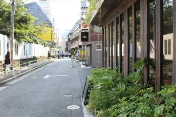 <p>Outside Pound-ya</p>