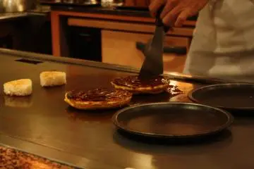 <p>When the Okonomiyaki is&nbsp;ready, the Chef cuts several small parts in it, to make it easier to eat.</p>