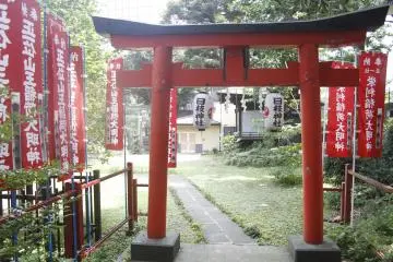 <p>A small red Tori gate inside the grounds of Naritasan Ennoji Temple.</p>