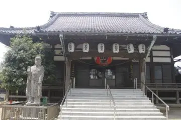 <p>The main building with a large Buddha statue at the Naritasan Ennoji temple.</p>