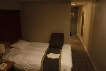La gran cama y la entrada