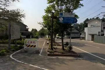<p>Le d&eacute;but du sentier cycliste devant Hanamaki Onsen</p>