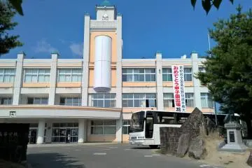 <p>Le lyc&eacute;e Hanamaki est</p>