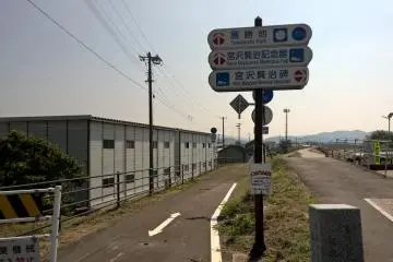<p>Gardez la gauche sur ce sentier</p>