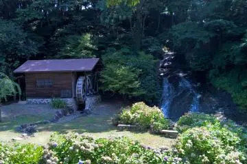 <p>Le moulin &agrave; eau, il fonctionne en mai pendant Golden Week et en octobre pour faire de la farine de sarasin</p>
