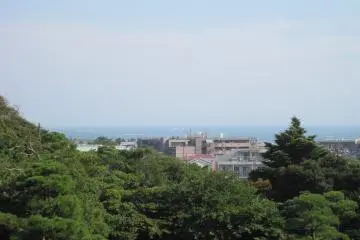 Le musée surplombe la Baie de Sagami et depuis le bâtiment, il est possible de rejoindre la plage à pied