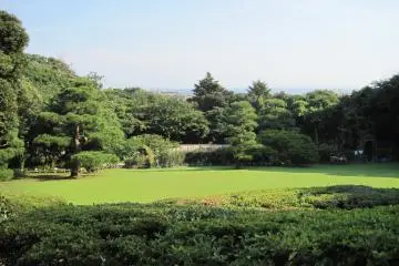 Le luxuriant jardin du musée. En arrière-plan se trouve un jardin botanique.