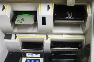 And finally, take your Suica card, change (if you have any), and receipt.