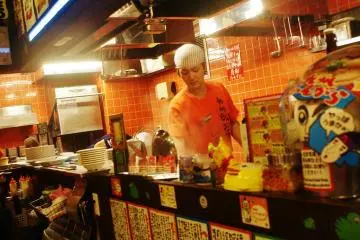 <p>Les cuisiniers sont habitu&eacute;s &agrave; &ecirc;tre photographi&eacute;s</p>