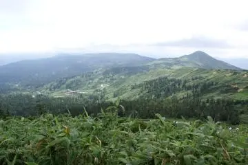 <p>This magnificent view of the nearby mountains can be had in a quick (10-minute) uphill hike from the parking area</p>