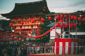 <p>บรรยากาศบนเวทีก่อนจะเริ่มการเต้นรำ</p>