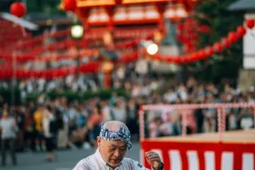 <p>บรรยากาศระหว่างการเต้นรำ bon-odori หน้าศาลเจ้า</p>