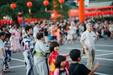 <p>บรรยากาศระหว่างการเต้นรำ bon-odori หน้าศาลเจ้า</p>