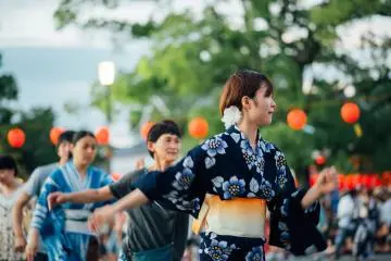 <p>บรรยากาศระหว่างการเต้นรำ bon-odori หน้าศาลเจ้า</p>