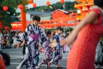 <p>บรรยากาศระหว่างการเต้นรำ bon-odori หน้าศาลเจ้า</p>