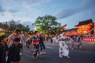 <p>บรรยากาศระหว่างการเต้นรำ bon-odori หน้าศาลเจ้า</p>