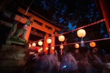 <p>บรรยกาศบริเวณโทริอิยามค่ำคืน</p>
