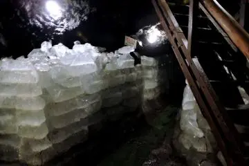 <p>กำแพงน้ำแข็งใต้บันได</p>