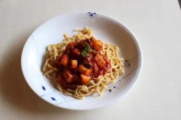 <p>Season vegetable and tomato sauce spaghetti</p>